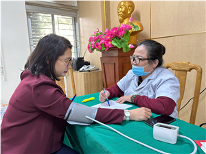 TRƯỜNG THCS DỊCH VỌNG TỔ CHỨC KHÁM SỨC KHOẺ ĐỊNH KỲ CHO CÁN BỘ GIÁO VIÊN VÀ NHÂN VIÊN