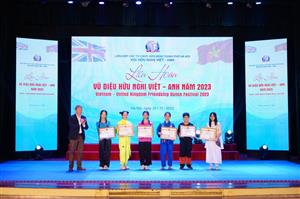 THẦY VÀ TRÒ THCS DỊCH VỌNG RẠNG RỠ  TRONG LIÊN HOAN “VŨ ĐIỆU HỮU NGHỊ 2023”
