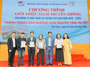 GIỚI THIỆU SÁCH TRUYỀN THỐNG “HÀNH TRÌNH CỦA NHỮNG CON NGƯỜI TÂM HUYẾT” – DẤU ẤN 70 NĂM TRƯỜNG THCS DỊCH VỌNG (1955-2025)