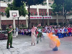 🔥 TRƯỜNG THCS DỊCH VỌNG TỔ CHỨC CHUYÊN ĐỀ KỸ NĂNG PHÒNG CHÁY, CHỮA CHÁY CHO HỌC SINH🔥